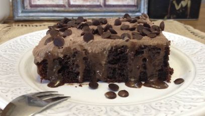 Τρυπητό κέικ σοκολάτας (chocolate poke cake)