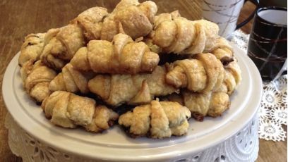 Rugelach (ρούγκελαχ), μπισκότα βουτύρου γεμιστά, σαν κρουασάν